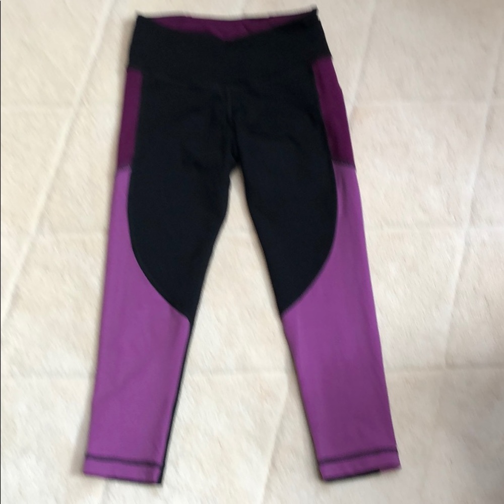 Black/Burgundy paneled Capris by Aurum